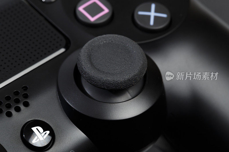 2019年10月24日，俄罗斯:搭载PlayStation 4的新索尼Dualshock 4。索尼PlayStation 4第八代游戏机。